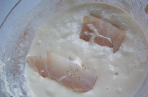 1. Этап. Жареная треска в кляре: Муку несколько раз просеиваем и добавляем к яичной смеси, тщательно перемешиваем до однородного состояния. Когда рыба хорошенько промаринуется, опускаем каждый ее кусочек в приготовленный кляр.