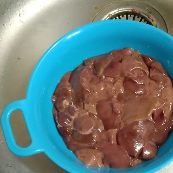 1. Этап. Куриная печень по-турецки: Затем дать воде стечь и выложить в миску.