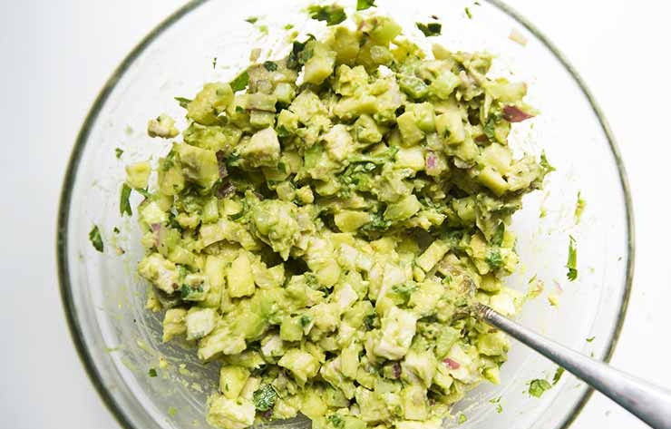 1. Этап. Сэндвич с авокадо и курицей: 2. Добавьте лимонный сок, соль и молотый перец по вкусу, разомните содержимое миски вилкой, делая упор на авокадо, но оставляя крупные кусочки остальных ингредиентов.