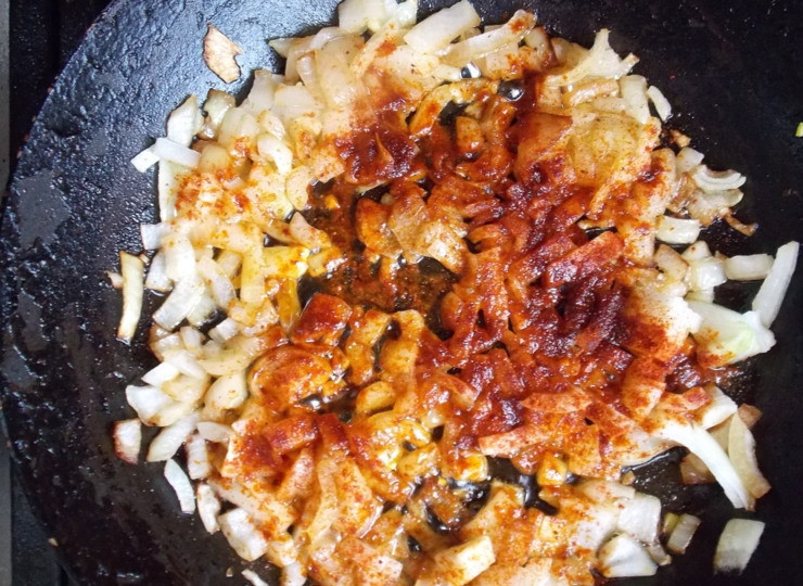 1. Этап. Свиная вырезка рассольная: Добавьте молотую паприку, перемешайте и обжаривайте еще 2 минуты.