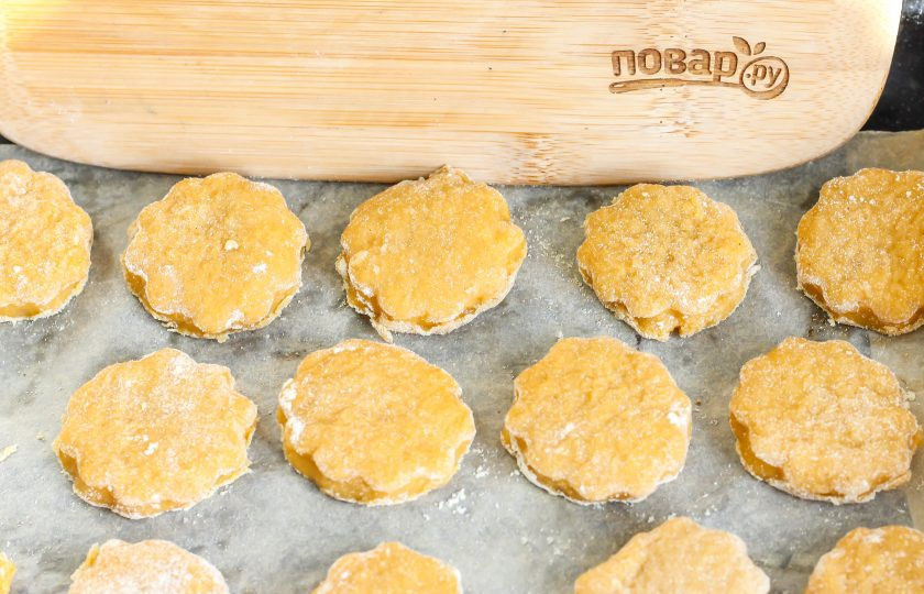 1. Этап. Пряники на жжёном сахаре: Выложите фигурки на пергаментную бумагу, застелив ей противень. Поместите противень в духовку и выпекайте десерт примерно 15-20 минут, следя за низом выпечки.