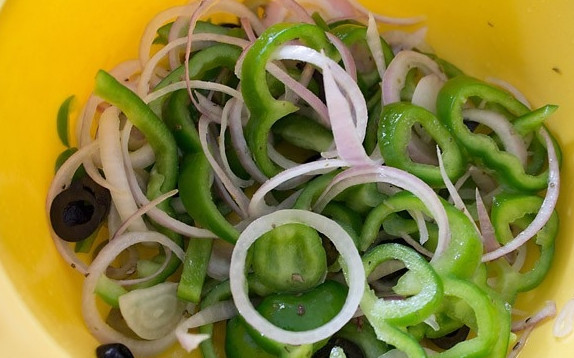 1. Этап. Пицца своими руками: Для начинки пиццы нарежьте кольцами лук и перец, порежьте оливки и замаринуйте все в масле и травах по вкусу.