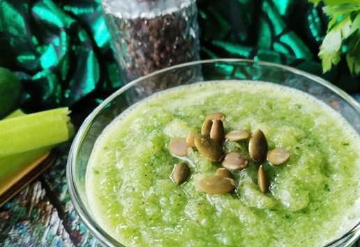 1. Этап. Холодный сельдереевый суп: При подаче по желанию посыпать семечками, орехами или сухариками.