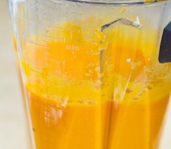 1. Этап. Суп-пюре с яблоками и морковью: Перелейте готовый суп в блендер. Превратите его в пюре, добавив мускатный орех.