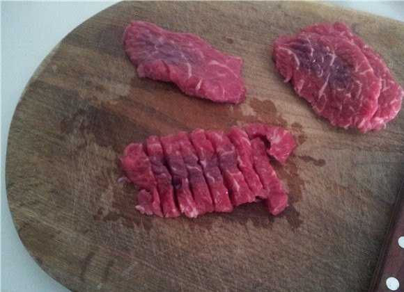 1. Этап. Говядина по-японски: Говядина нарезаем на бруски поперек волокон мяса. Ширина каждого бруска около 1-1,5 сантиметра.