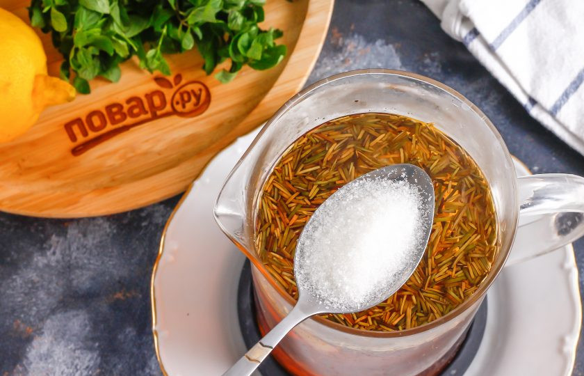1. Этап. Чай с розмарином и имбирем: Затем всыпьте сахарный песок и добавьте нарезанные лимонные ломтики. Лимон в начале лучше не добавлять, так как чай не окрасится. Сахар можно заменить цветочным медом, чтобы напиток стал еще более полезным. Однако в этом случае мед нужно добавлять в остывший до 30 градусов чай, чтобы он не утратил свои полезные свойства.
