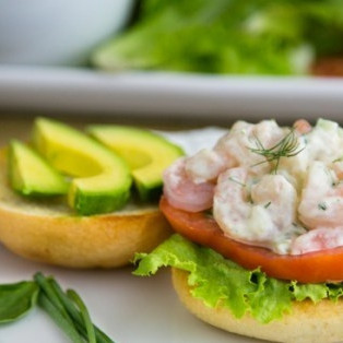 Салат с креветками и огурцами