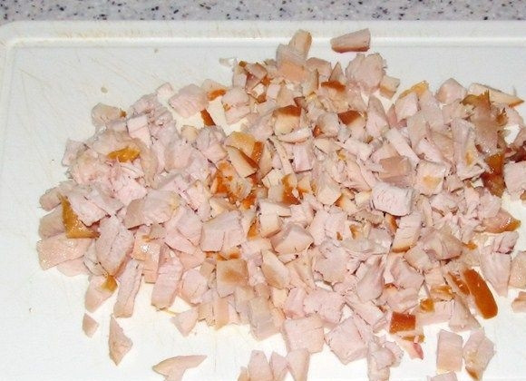 1. Этап. Начинка для лаваша с корейской морковкой: 1. Для начала нарежьте кубиками ветчину или копченую курицу.