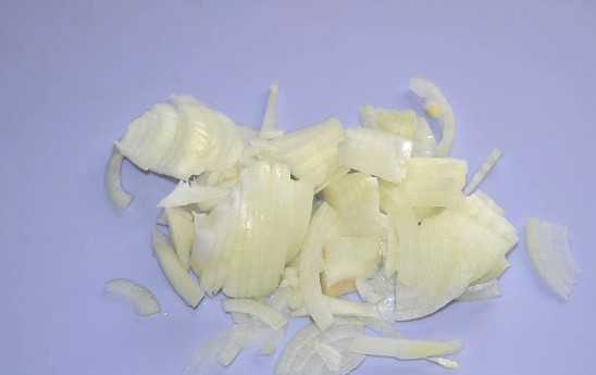 1. Этап. Вешенки в соусе: 2. Тонкими полукольцами нарежьте лук.