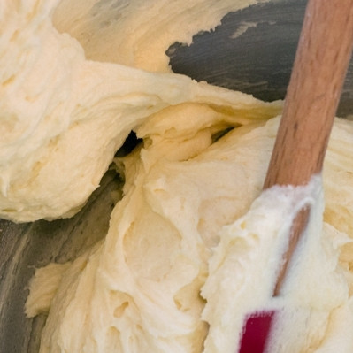 1. Этап. Бисквит Виктория: В миске смешиваем сахар, 200 гр. сливочного масла, яйца, муку, соду, молоко и разрыхлитель. Взбиваем миксером до однородности.