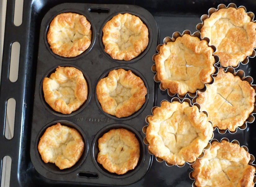 1. Этап. Корзиночки со взбитыми сливками: Готовые корзиночки извлеките из духовки. Охладите.