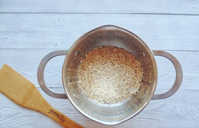 1. Этап. Овсянка с черносливом: В кастрюлю с толстым дном насыпьте овсяные хлопья. У меня быстрого приготовления.