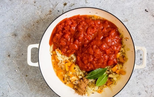 1. Этап. Шакшука с фенхелем: 3. Добавьте помидоры, специи. На медленном огне томите соус около 20 минут.