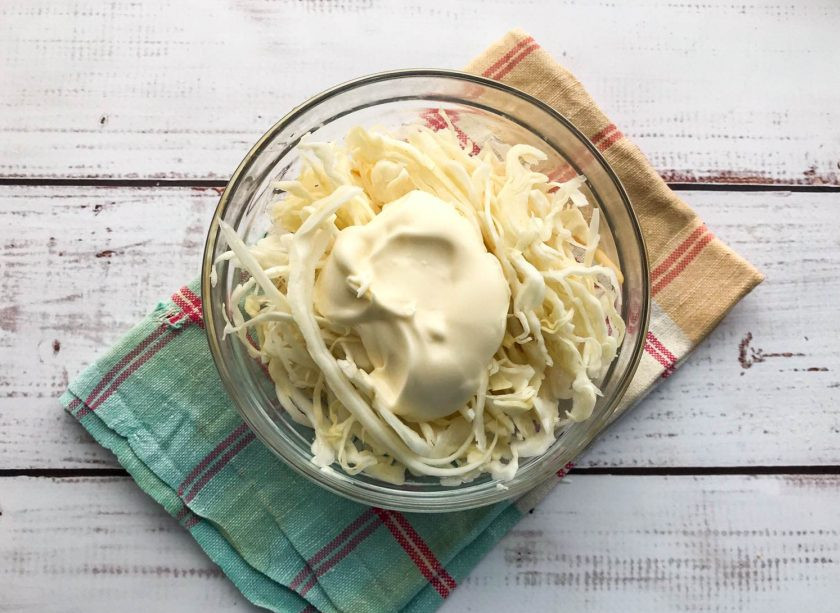 1. Этап. Салат Копченая капуста: Добавьте майонез.