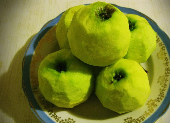 1. Этап. Шарлотка с сухофруктами: 1. Яблоки очистите от кожуры и нарежьте тонкими ломтиками.