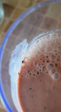 1. Этап. Сливовый смузи: Блендером измельчить свежие и припущенные сливы, натуральный йогурт и 100 мл компота.