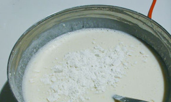 1. Этап. Блины большие: Муку смешать с содой и добавить к получившейся жидкости. Тщательно размешать, чтобы не было комочков. Добавить растительное масло и еще раз хорошо перемешать.