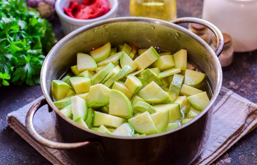 1. Этап. Кабачковая икра на зиму Пальчики оближешь: Переложите кабачки и морковь с луком в кастрюлю, влейте воду и поставьте на огонь. Тушите кабачки 40 минут.