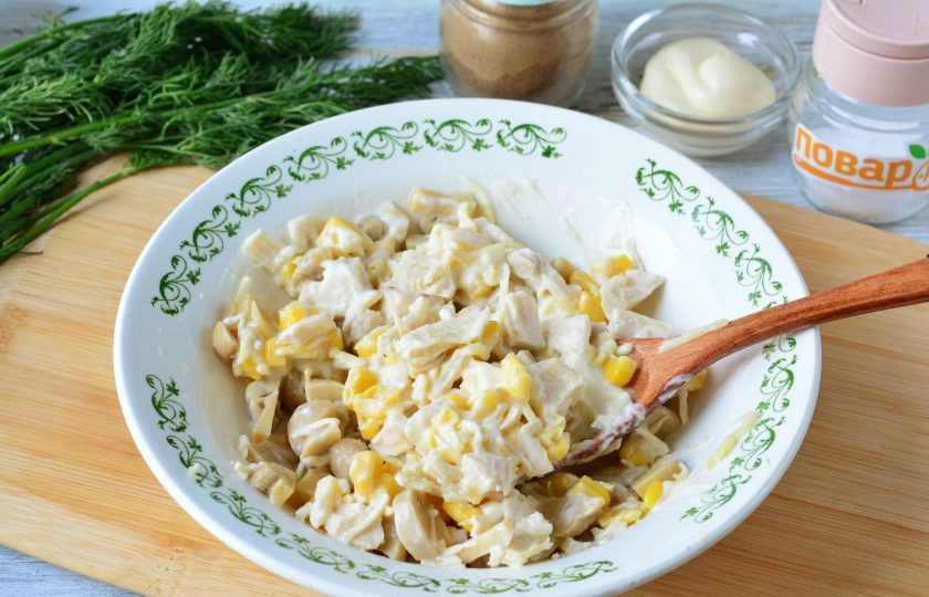 1. Этап. Салат с маринованными грибами и кукурузой: Салат хорошо перемешайте, поставьте в холодильник на 20 минут, пусть настоится и пропитается.