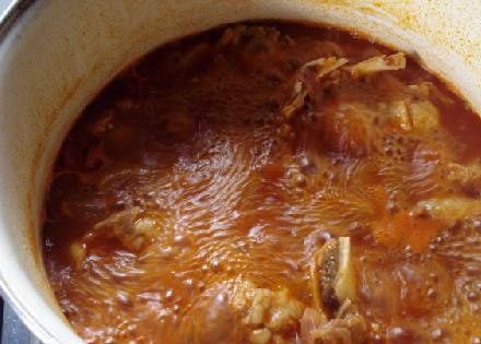 1. Этап. Биф Почеро (Beef Pochero): Помешиваем до закипания. Накрываем крышкой и варим на слабом огне до того момента, когда говядина станет мягкой.