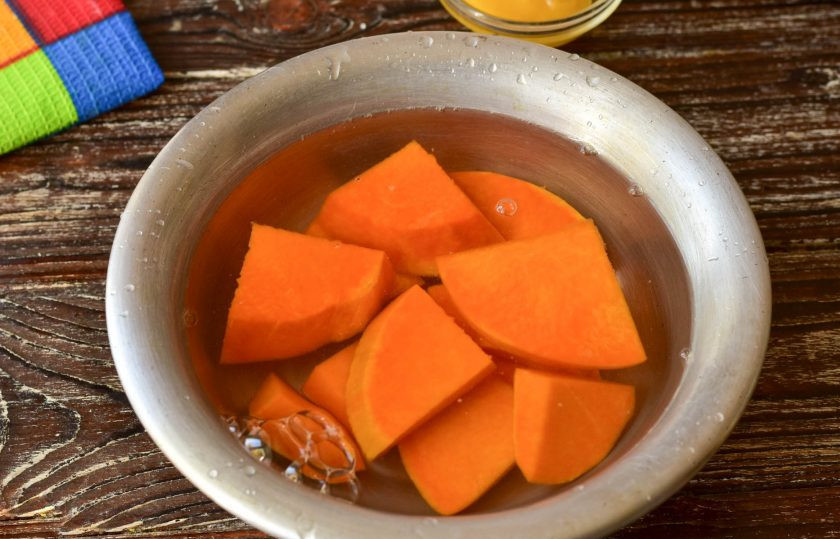 1. Этап. Тыква вареная с медом: Выложите ее в миску, залейте водой и отправьте на огонь.