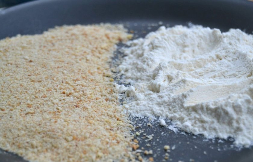 1. Этап. Жареная моцарелла: 3. В большую миску выложите на одну сторону муку, а на другую – панировочные сухари.