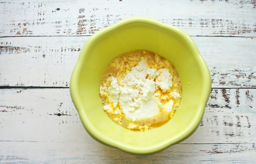 1. Этап. Творожная запеканка Баунти: Добавьте в миску творог и взбейте до однородности.