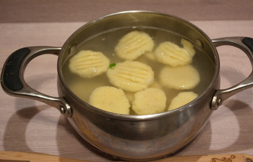 1. Этап. Ньокки с мясным соусом: 11. В кипящей соленой воде отварите ньокки, как пельмени или вареники.