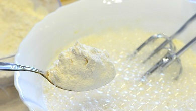 1. Этап. Блины с сухими дрожжами: Взбиваем яйца и сахар в пену. Просеянную муку соединяем с дрожжами. Молоко подогреваем и смешиваем с яичной массой и водой. Сюда же всыпаем мучную смесь и взбиваем на минимальной скорости.