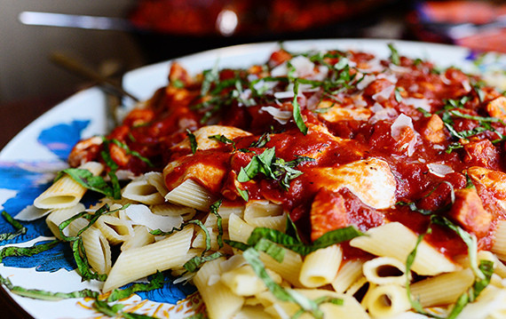 1. Этап. Паста с курицей и моцареллой: Полейте пасту соусом. Приятного аппетита!