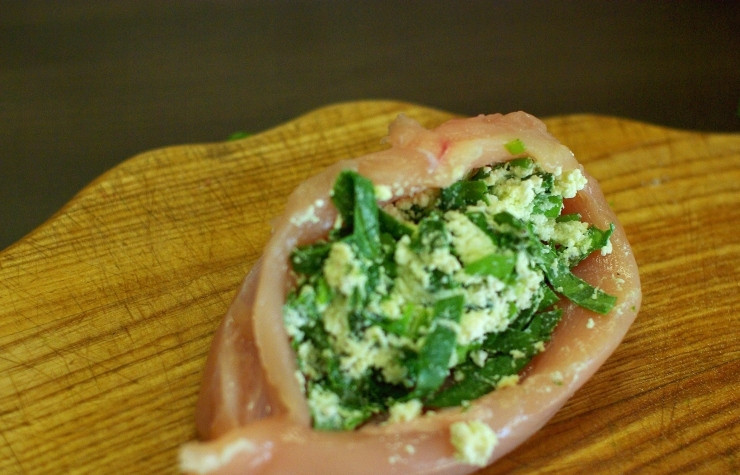 1. Этап. Рулетики из куриной грудки: Каждую грудку начиняем получившейся массой.