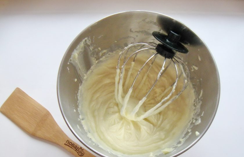 1. Этап. Рубленый торт: В чашу миксера выложите мягкое сливочное масло и взбейте его. Затем по одной столовой ложке добавляйте заварной крем, каждый раз взбивая. Крем готов.