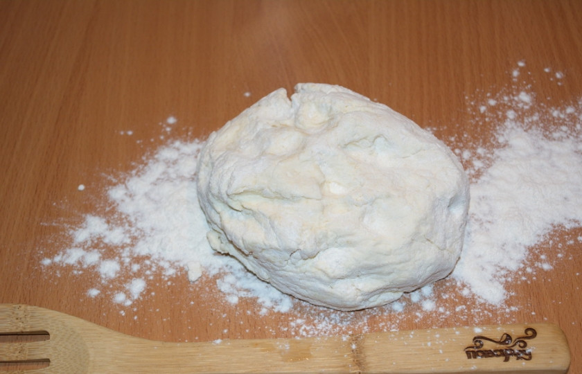 1. Этап. Ленивые вареники для детей: К творогу добавьте сахар, соль, 1 яйцо и муку. Замесите тесто. Стол присыпьте мукой. Выложите на нее тесто, замесите его как следует.