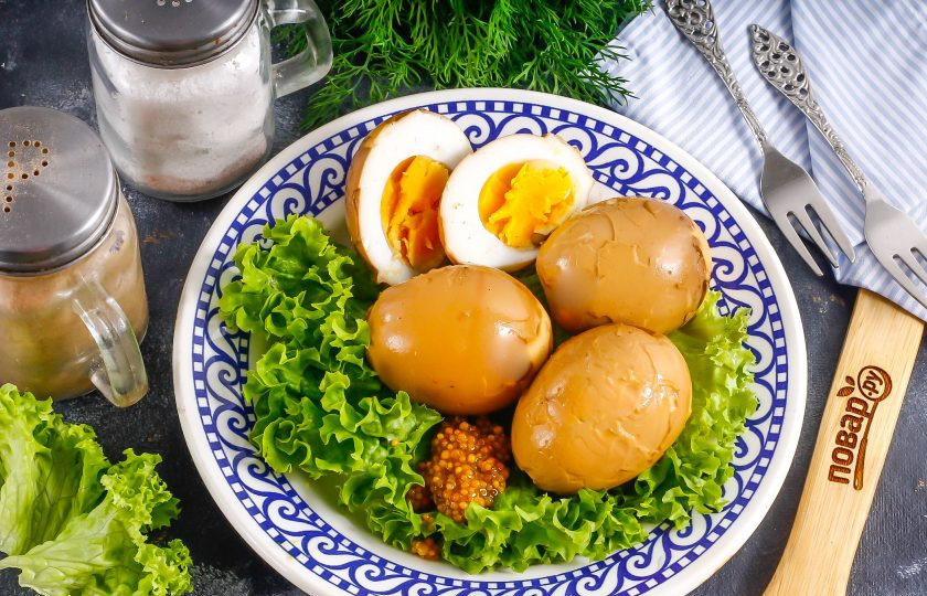 1. Этап. Маринованные яйца по-китайски: Готовые куриные яйца извлеките из жидкости и выложите на тарелки, подайте к столу.