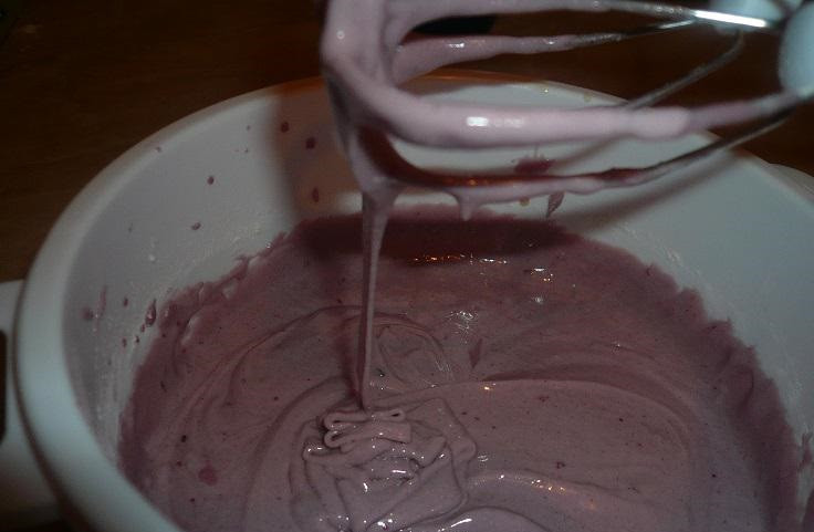 1. Этап. Шарлотка с вареньем в мультиварке: Частями, помешивая, добавляем остатки муки. В конце добавляем соду. Тесто должно быть достаточно жидким.