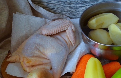 1. Этап. Соус по-кубански с курицей: Приготовить продукты. Овощи вымыть, почистить.