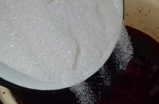 1. Этап. Настойка вишневая на водке: 3. После выдержки с каждой банки сливаем полученную смесь, делаем это через сито, чтобы в наливке не попались косточки. Добавляем оставшийся сахар и водку.