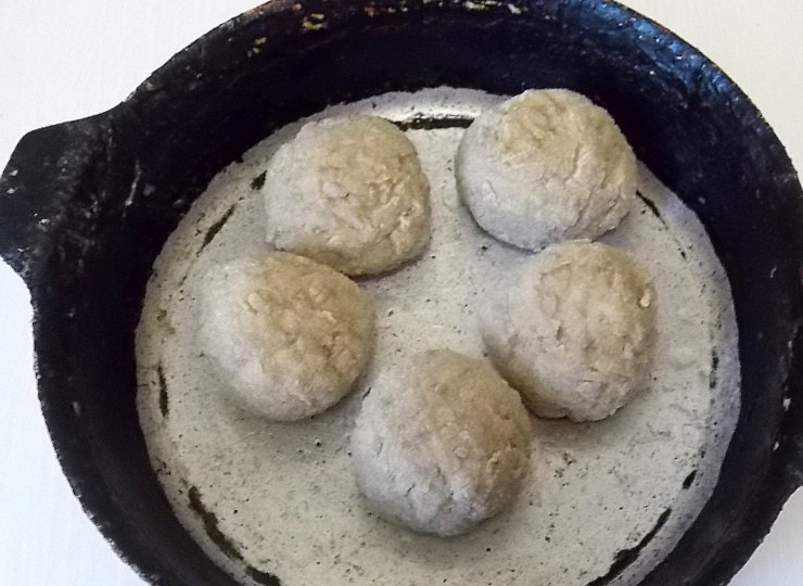 1. Этап. Котлеты Моцарелка: Переложите в смазанную маслом форму для запекания и доведите до готовности в горячей духовке при 180 градусах в течение 10 минут.