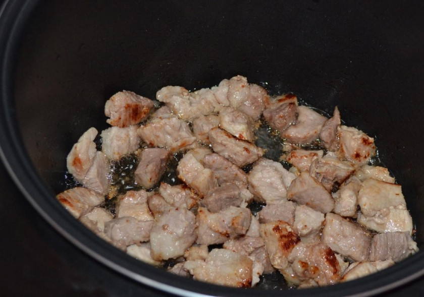 1. Этап. Тушеное мясо с картошкой в мультиварке Редмонд: Свинину помойте, зачистите от жилок и пленок и просушите. Нарежьте кусок небольшими кубиками. Поставьте мультиварку в режим 