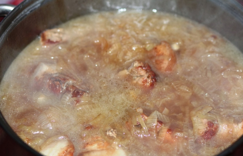 1. Этап. Тушеная свиная корейка: Переложите корейку с луком в казан или в кастрюлю, добавьте воду, тушите минут 40.