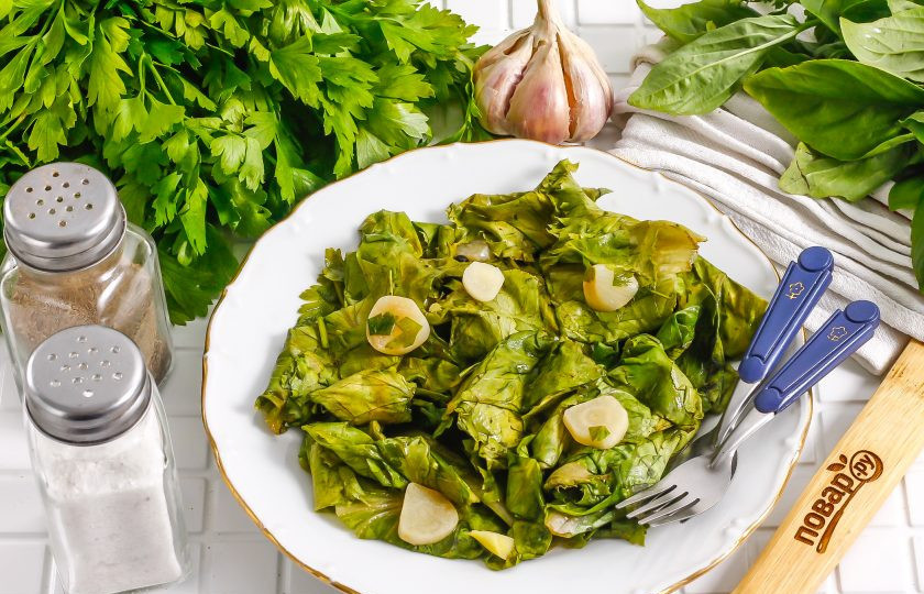 1. Этап. Маринованные листья салата с чесноком и уксусом: Спустя указанное время выложите приготовленную закуску на тарелку и подайте к столу.