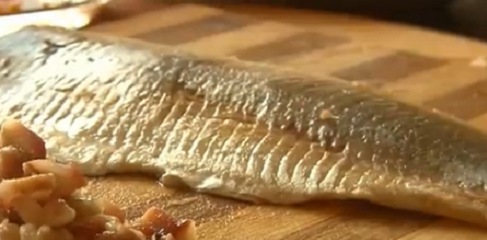 1. Этап. Салат Лисичка: 6. Сельдь почистить, разобрать и отделить от костей. Филе нарезать небольшими кубиками.