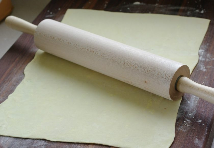 1. Этап. Штрудель с яблоками: Раскатайте слоеное тесто в прямоугольную форму.