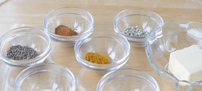 1. Этап. Ароматные хрустящие утиные ножки со сливами: 1. Подготовьте все необходимые специи и сливочное масло.