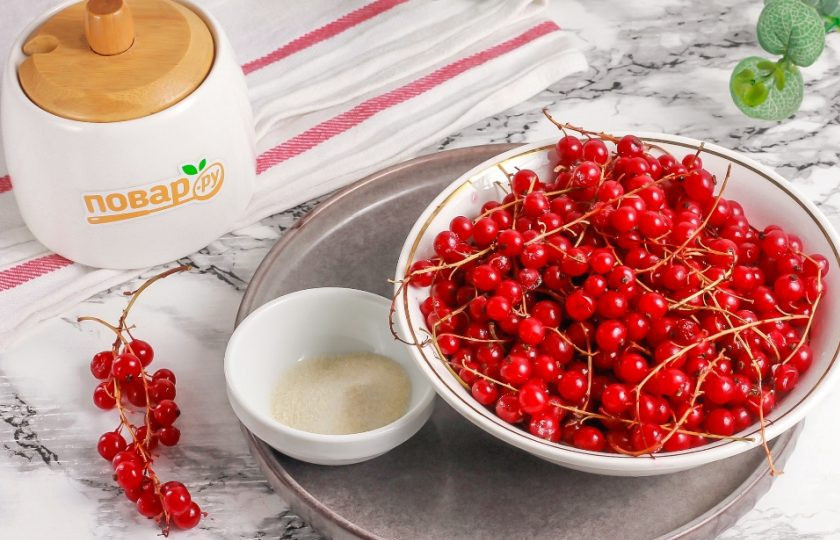 1. Этап. Джем из красной смородины с желфиксом: Подготовьте указанные ингредиенты. Красную смородину промойте в воде, переберите.