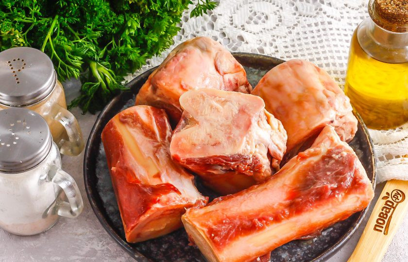 1. Этап. Запеченные мозговые косточки: Подготовьте указанные ингредиенты. Приобретите те косточки, внутри которых есть мягкий спинной мозг.