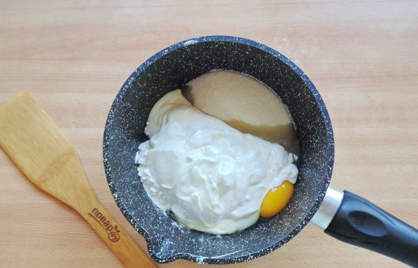 1. Этап. Торт Соблазн: Добавьте сметану.