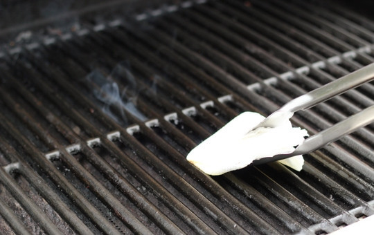 1. Этап. Морепродукты на гриле: 4. Гриль разогрейте хорошо (не менее 15 минут) и смажьте растительным маслом.