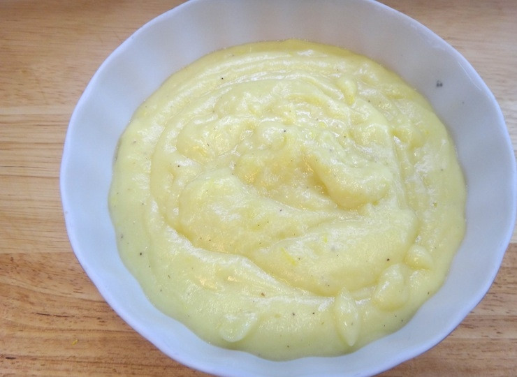 1. Этап. Тарталетки с фруктами в желе: Снимите крем с огня, переложите в миску или в тарелку, дайте остыть, время от времени помешивайте.