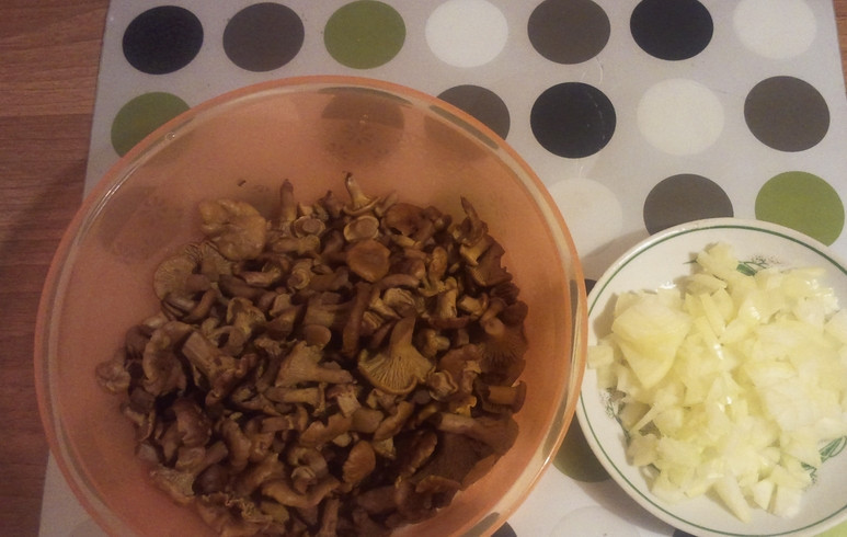 1. Этап. Белая береза (салат с черносливом): Грибы и лук промываем, очищаем и мелко нарезаем. Обжариваем на растительном масле до золотистости.